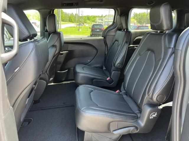 2026 Chrysler Pacifica Select AWD