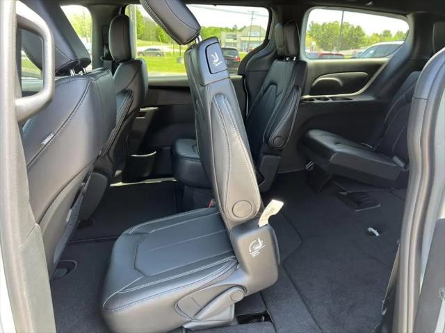 2026 Chrysler Pacifica Select AWD