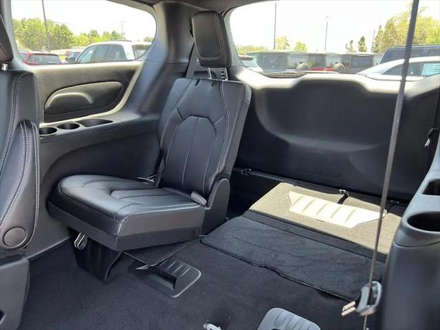 2026 Chrysler Pacifica Select AWD