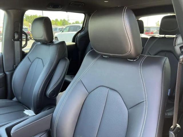 2026 Chrysler Pacifica Select AWD