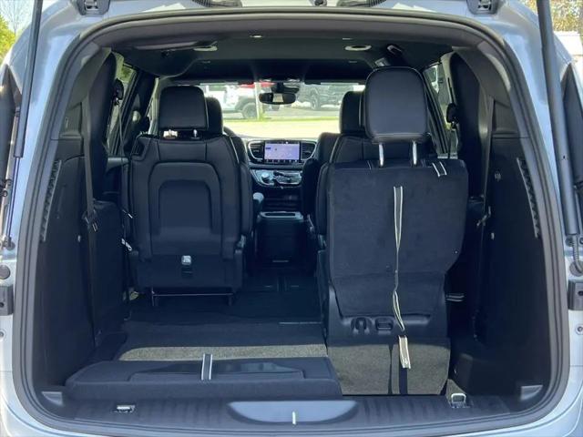 2026 Chrysler Pacifica Select AWD