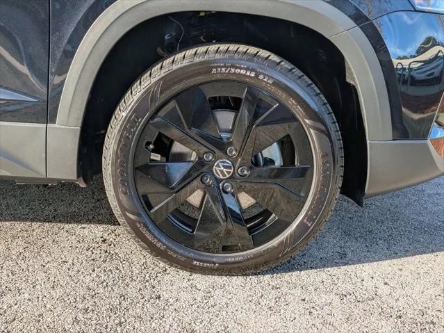 2026 Volkswagen Taos SE Black