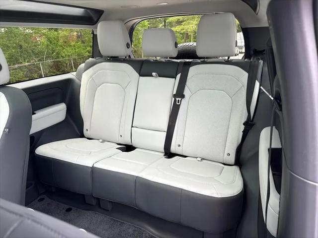 2025 Land Rover Defender 90 P400 X-Dynamic SE