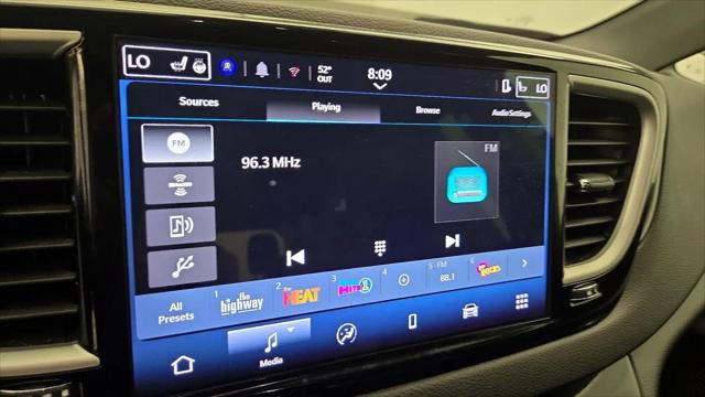 2025 Chrysler Pacifica Select
