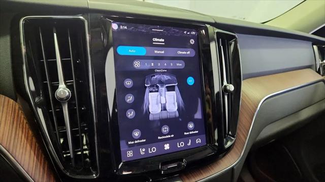 2023 Volvo XC60 B5 Plus Dark Theme