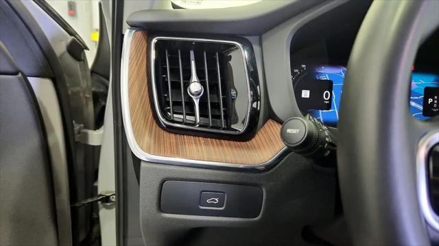 2023 Volvo XC60 B5 Plus Dark Theme