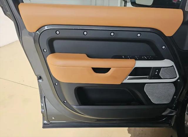 2024 Land Rover Defender 130 P400 X-Dynamic SE