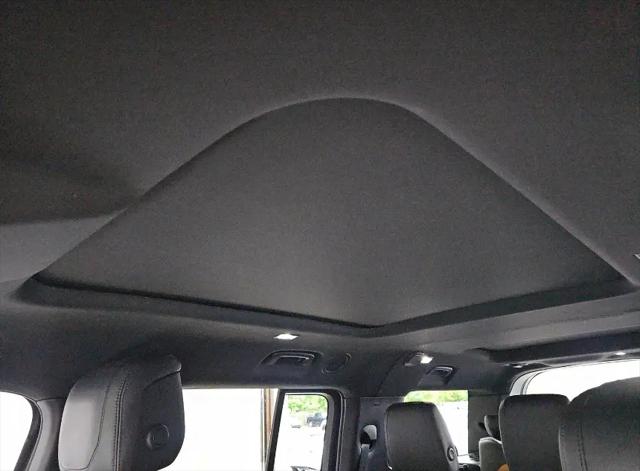 2024 Land Rover Defender 130 P400 X-Dynamic SE