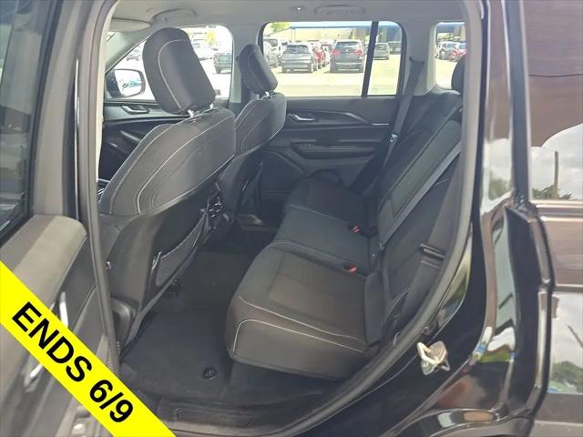2023 Jeep Grand Cherokee Laredo 4x2