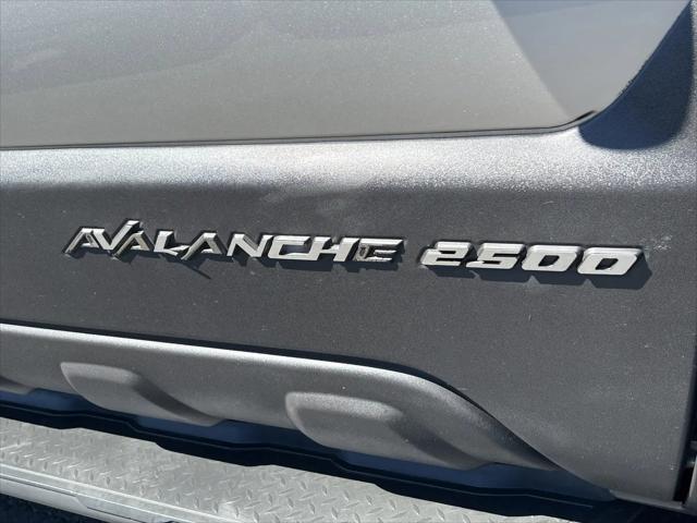 2003 Chevrolet Avalanche Base