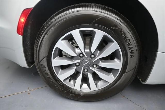 2024 Chrysler Pacifica Hybrid Select