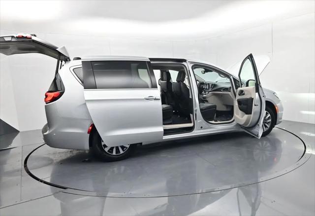 2024 Chrysler Pacifica Hybrid Select