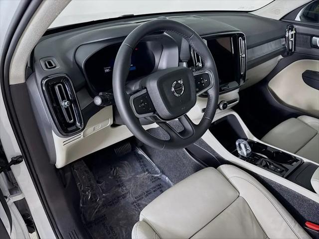 2026 Volvo XC40 Plus, B5 AWD Gas (mild hybrid), Dark