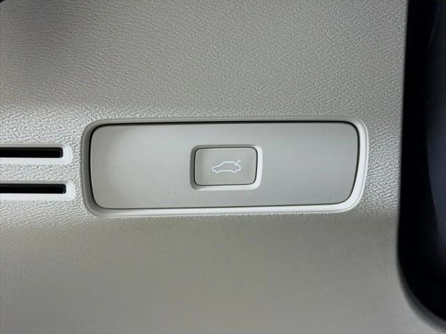 2026 Volvo XC40 Plus, B5 AWD Gas (mild hybrid), Dark