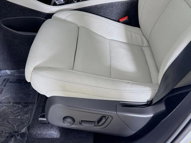 2026 Volvo XC40 Plus, B5 AWD Gas (mild hybrid), Dark