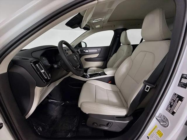 2026 Volvo XC40 Plus, B5 AWD Gas (mild hybrid), Dark