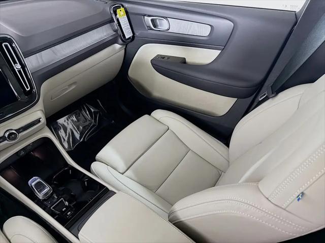 2026 Volvo XC40 Plus, B5 AWD Gas (mild hybrid), Dark