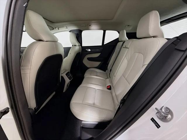 2026 Volvo XC40 Plus, B5 AWD Gas (mild hybrid), Dark
