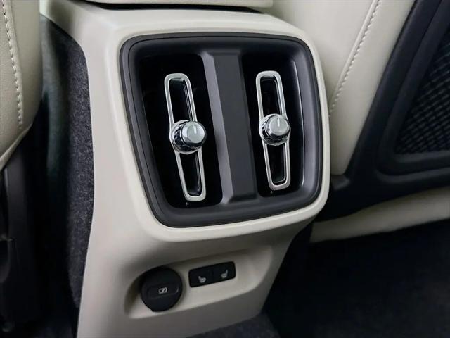 2026 Volvo XC40 Plus, B5 AWD Gas (mild hybrid), Dark
