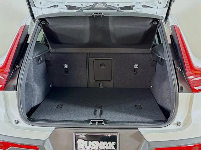 2026 Volvo XC40 Plus, B5 AWD Gas (mild hybrid), Dark