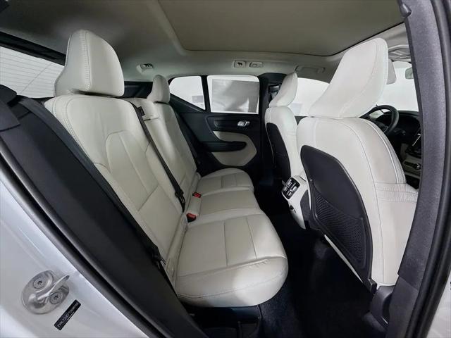 2026 Volvo XC40 Plus, B5 AWD Gas (mild hybrid), Dark