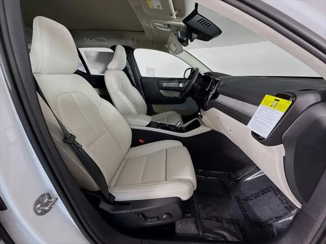 2026 Volvo XC40 Plus, B5 AWD Gas (mild hybrid), Dark