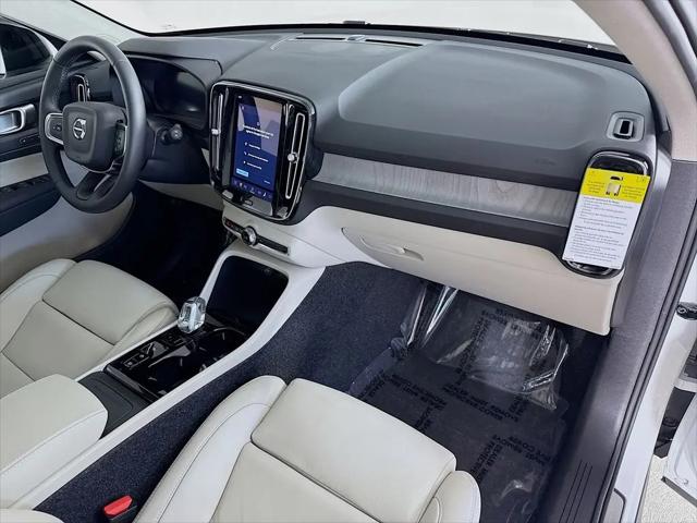 2026 Volvo XC40 Plus, B5 AWD Gas (mild hybrid), Dark
