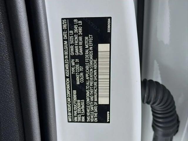 2026 Volvo XC40 Plus, B5 AWD Gas (mild hybrid), Dark