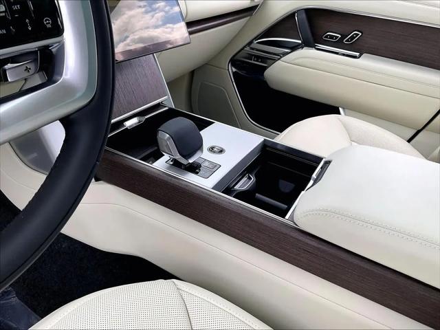 2026 Land Rover Range Rover P550e SE