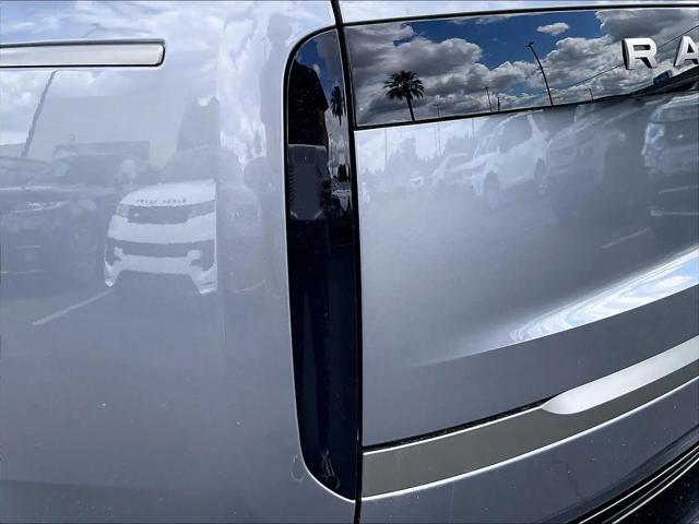 2026 Land Rover Range Rover P550e SE