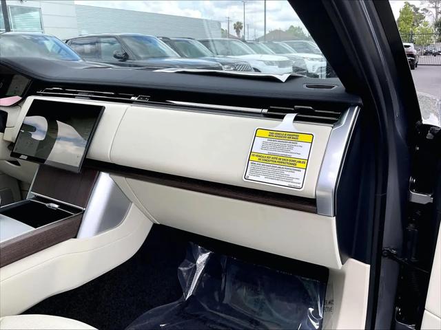 2026 Land Rover Range Rover P550e SE