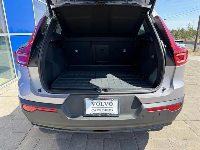 2026 Volvo XC40 Plus, B5 AWD Gas (mild hybrid), Dark