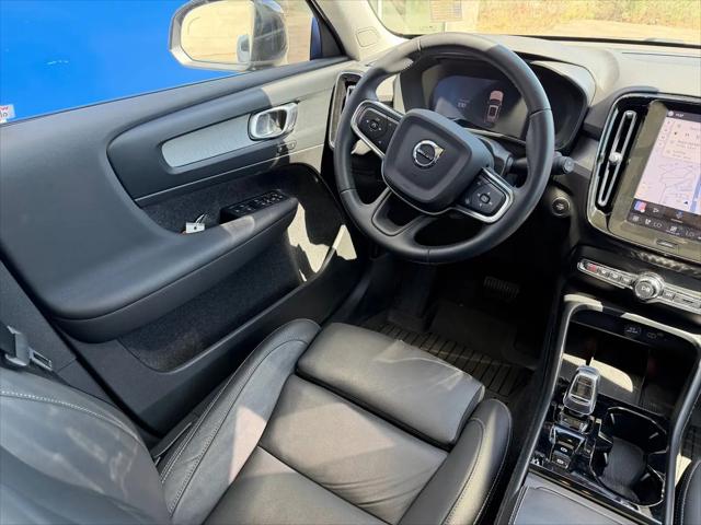 2026 Volvo XC40 Plus, B5 AWD Gas (mild hybrid), Dark