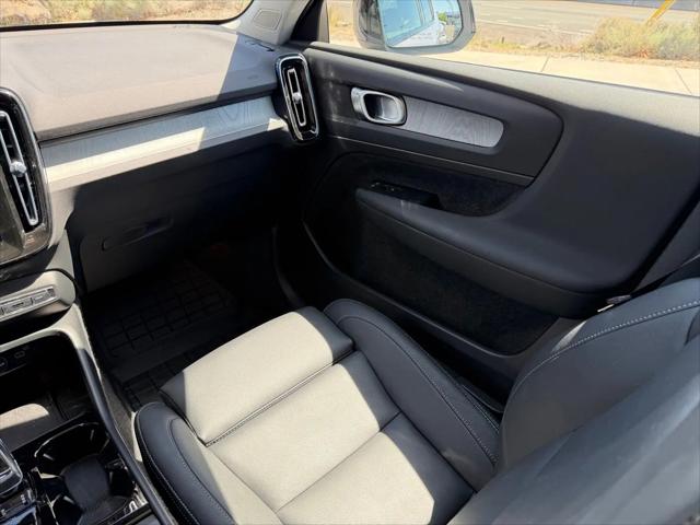 2026 Volvo XC40 Plus, B5 AWD Gas (mild hybrid), Dark