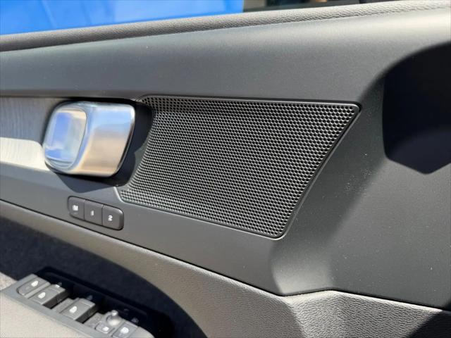 2026 Volvo XC40 Plus, B5 AWD Gas (mild hybrid), Dark