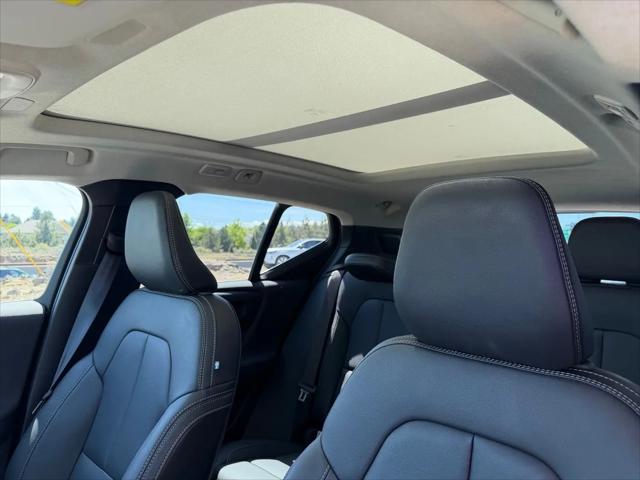 2026 Volvo XC40 Plus, B5 AWD Gas (mild hybrid), Dark