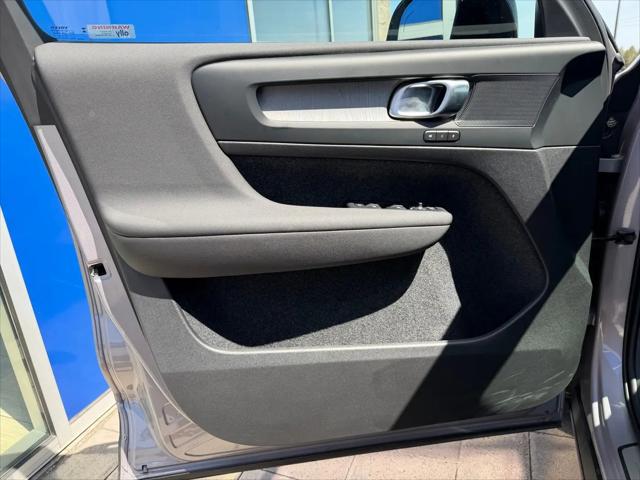 2026 Volvo XC40 Plus, B5 AWD Gas (mild hybrid), Dark