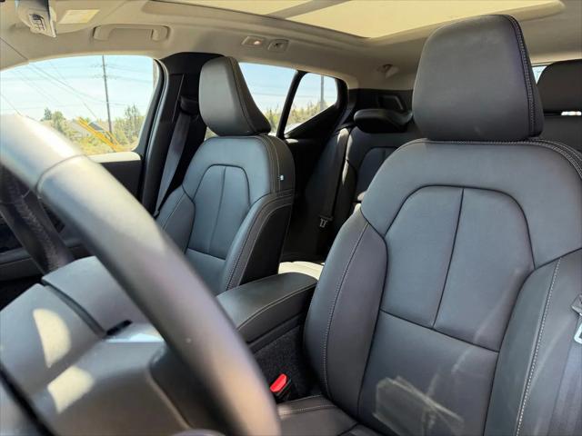 2026 Volvo XC40 Plus, B5 AWD Gas (mild hybrid), Dark