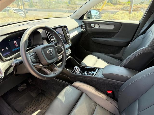 2026 Volvo XC40 Plus, B5 AWD Gas (mild hybrid), Dark