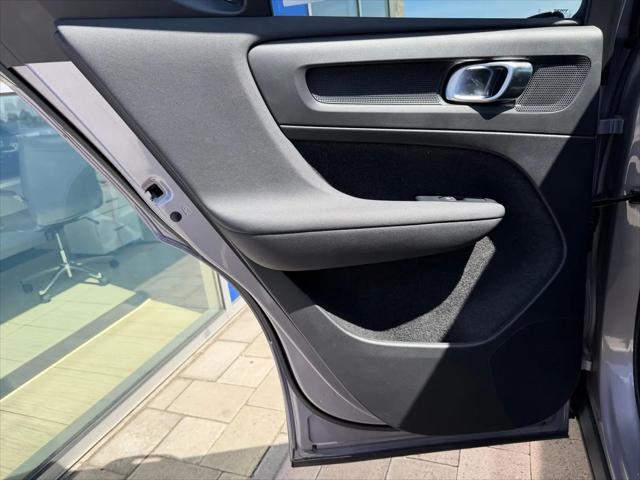 2026 Volvo XC40 Plus, B5 AWD Gas (mild hybrid), Dark