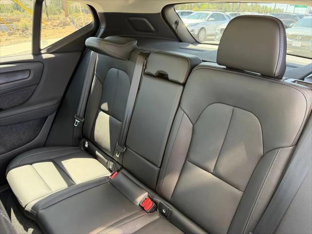2026 Volvo XC40 Plus, B5 AWD Gas (mild hybrid), Dark