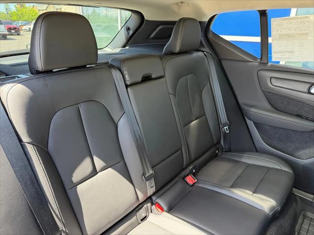 2026 Volvo XC40 Plus, B5 AWD Gas (mild hybrid), Dark