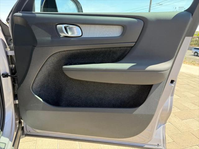 2026 Volvo XC40 Plus, B5 AWD Gas (mild hybrid), Dark