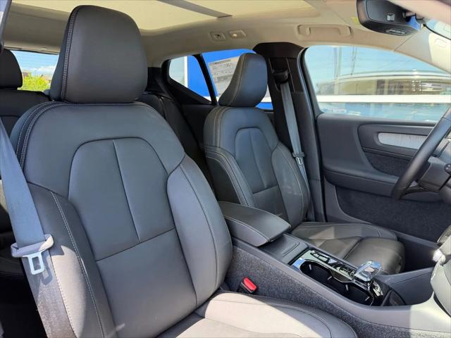2026 Volvo XC40 Plus, B5 AWD Gas (mild hybrid), Dark
