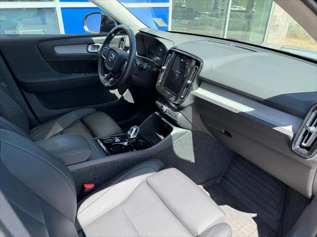 2026 Volvo XC40 Plus, B5 AWD Gas (mild hybrid), Dark