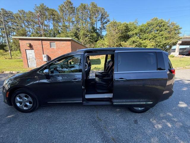 2017 Chrysler Pacifica Hybrid Platinum