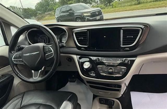 2017 Chrysler Pacifica Touring-L