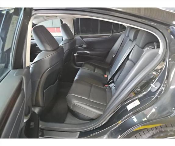 2019 Lexus ES 300h Luxury