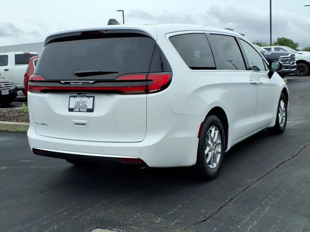 2027 Chrysler Pacifica Select