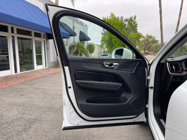 2023 Volvo XC60 B5 Ultimate Bright Theme